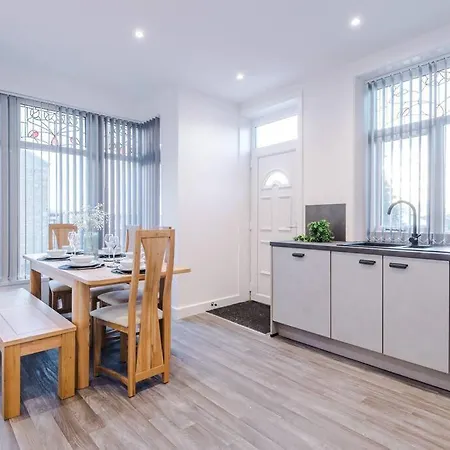 Beautiful 3 Bedroom Sleeps 8 With Parking By Purestay Feriehus *