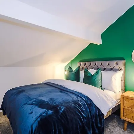 Beautiful 3 Bedroom Sleeps 8 With Parking By Purestay Feriehus Bradford (West Yorkshire)