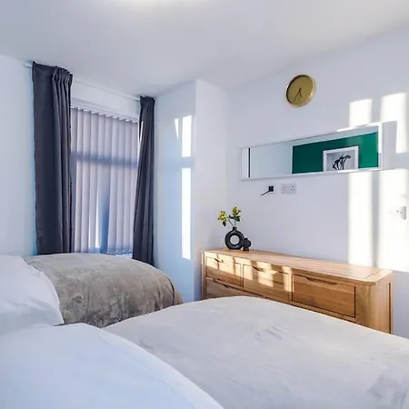 Beautiful 3 Bedroom Sleeps 8 With Parking By Purestay Feriehus Bradford (West Yorkshire)