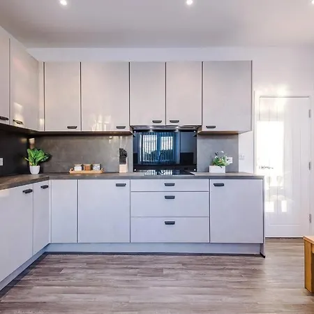 Beautiful 3 Bedroom Sleeps 8 With Parking By Purestay Bradford (West Yorkshire)