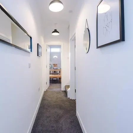 Beautiful 3 Bedroom Sleeps 8 With Parking By Purestay Bradford (West Yorkshire)