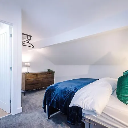 Beautiful 3 Bedroom Sleeps 8 With Parking By Purestay Feriehus