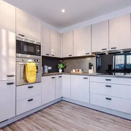 Beautiful 3 Bedroom Sleeps 8 With Parking By Purestay Feriehus Bradford (West Yorkshire)