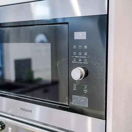 Beautiful 3 Bedroom Sleeps 8 With Parking By Purestay Bradford (West Yorkshire)