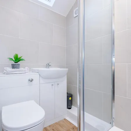 Feriehus Beautiful 3 Bedroom Sleeps 8 With Parking By Purestay Bradford (West Yorkshire)