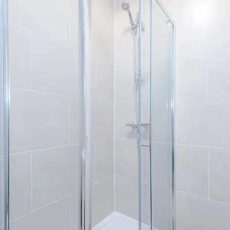 Beautiful 3 Bedroom Sleeps 8 With Parking By Purestay *