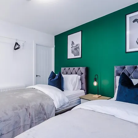 Beautiful 3 Bedroom Sleeps 8 With Parking By Purestay