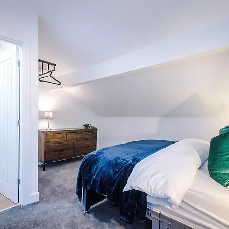 Beautiful 3 Bedroom Sleeps 8 With Parking By Purestay Feriehus