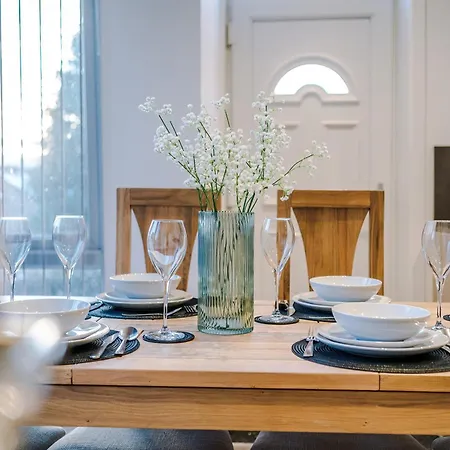 Beautiful 3 Bedroom Sleeps 8 With Parking By Purestay *