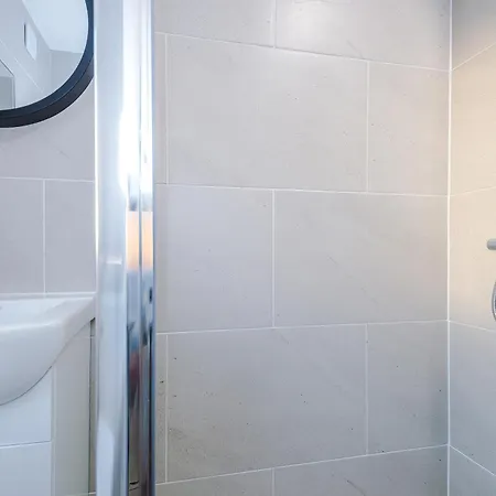 Beautiful 3 Bedroom Sleeps 8 With Parking By Purestay Bradford (West Yorkshire)