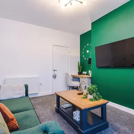 Beautiful 3 Bedroom Sleeps 8 With Parking By Purestay