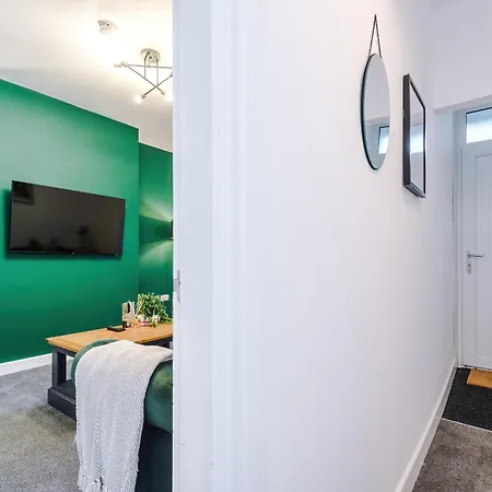 Beautiful 3 Bedroom Sleeps 8 With Parking By Purestay * Bradford (West Yorkshire)