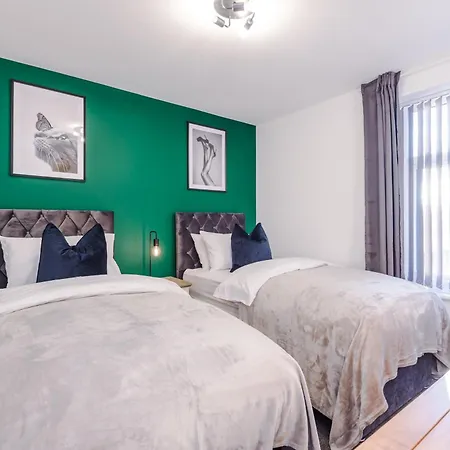 Beautiful 3 Bedroom Sleeps 8 With Parking By Purestay *