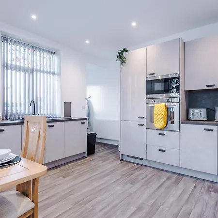 Beautiful 3 Bedroom Sleeps 8 With Parking By Purestay *