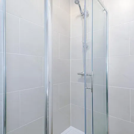 Beautiful 3 Bedroom Sleeps 8 With Parking By Purestay Bradford (West Yorkshire)