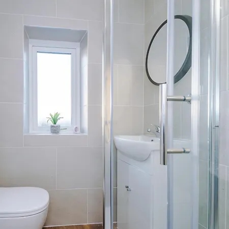 Beautiful 3 Bedroom Sleeps 8 With Parking By Purestay * Bradford (West Yorkshire)