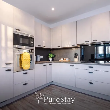 Beautiful 3 Bedroom Sleeps 8 With Parking By Purestay