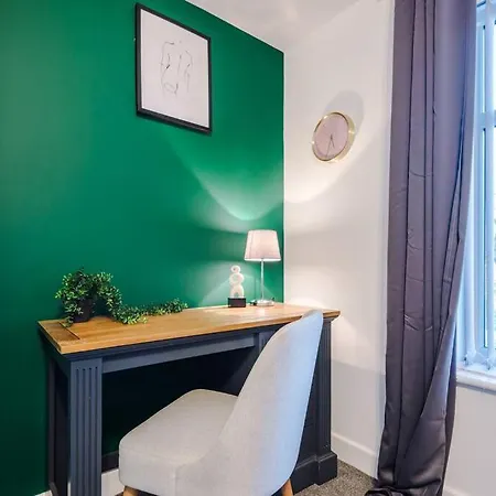 Holiday home Beautiful Sleeps 10 With Parking By Purestay Short *