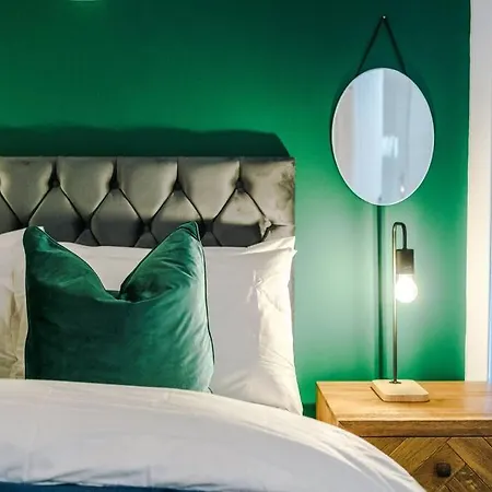 Beautiful Sleeps 10 With Parking By Purestay Short *