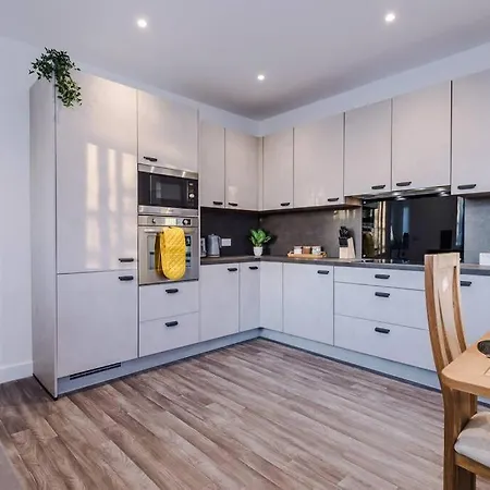 Beautiful 3 Bedroom Sleeps 8 With Parking By Purestay * Bradford (West Yorkshire)