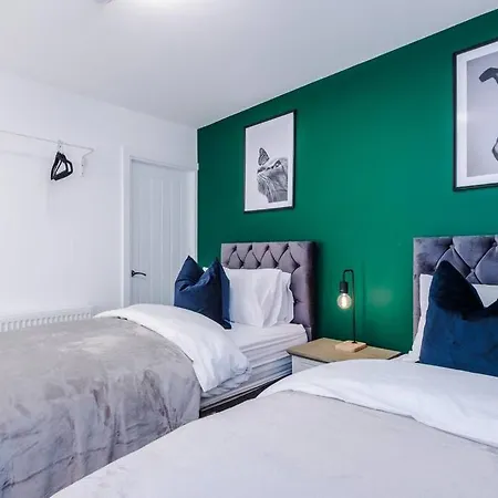 Holiday home Beautiful Sleeps 10 With Parking By Purestay Short