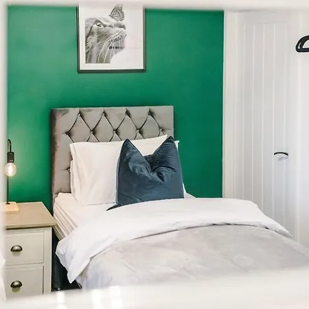 Beautiful Sleeps 10 With Parking By Purestay Short *