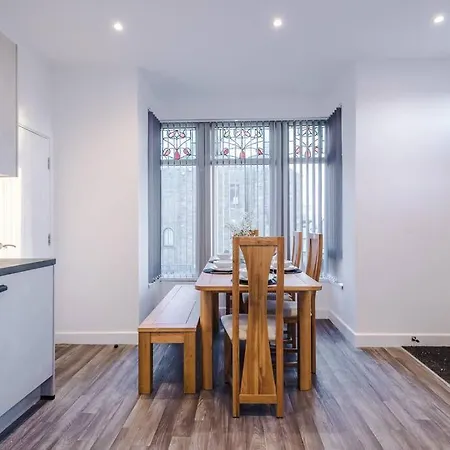 Holiday home Beautiful Sleeps 10 With Parking By Purestay Short