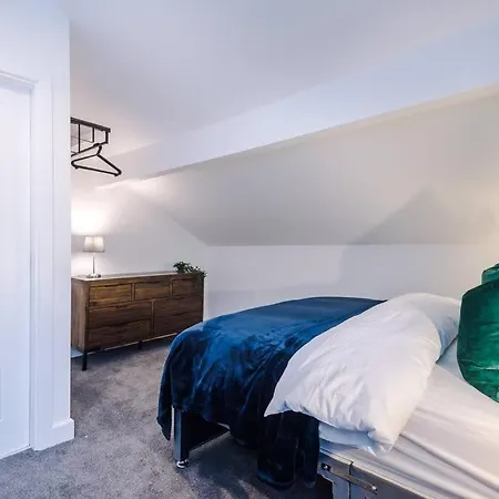Holiday home Beautiful Sleeps 10 With Parking By Purestay Short *