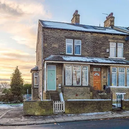 Beautiful 3 Bedroom Sleeps 8 With Parking By Purestay Bradford (West Yorkshire)