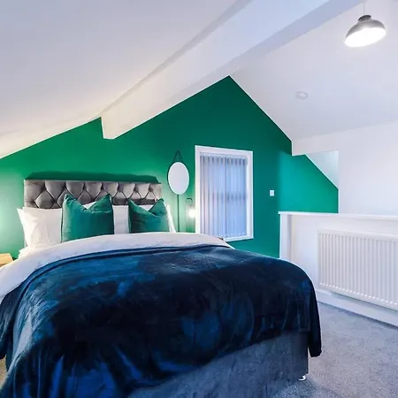 Holiday home Beautiful Sleeps 10 With Parking By Purestay Short *