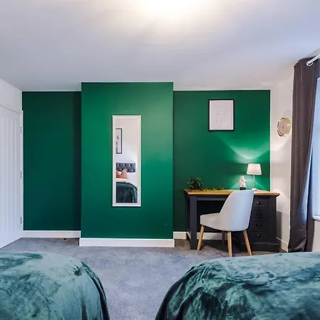 Holiday home Beautiful Sleeps 10 With Parking By Purestay Short *