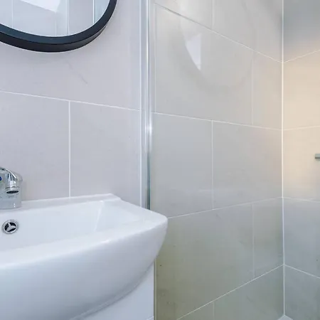 Beautiful 3 Bedroom Sleeps 8 With Parking By Purestay Holiday home