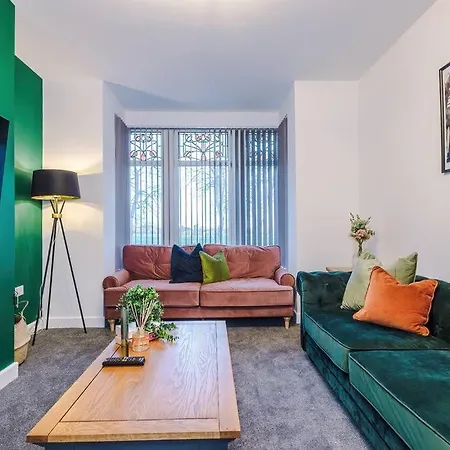 Holiday home Beautiful Sleeps 10 With Parking By Purestay Short *