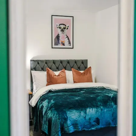Beautiful Sleeps 10 With Parking By Purestay Short Holiday home Bradford (West Yorkshire)