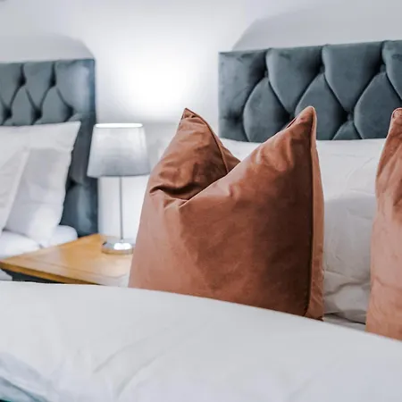 Beautiful Sleeps 10 With Parking By Purestay Short Bradford (West Yorkshire)