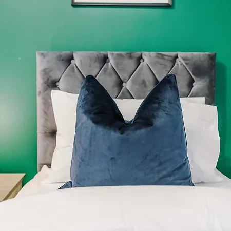 Beautiful Sleeps 10 With Parking By Purestay Short