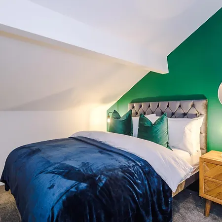 Beautiful 3 Bedroom Sleeps 8 With Parking By Purestay Bradford (West Yorkshire)