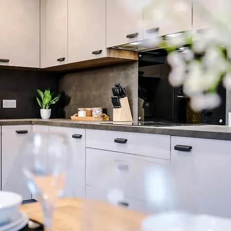 Holiday home Beautiful Sleeps 10 With Parking By Purestay Short *