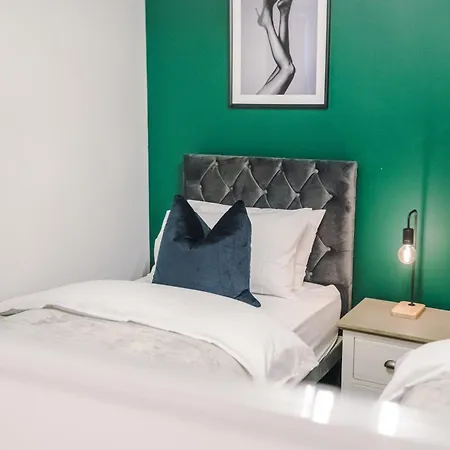 Holiday home Beautiful Sleeps 10 With Parking By Purestay Short *