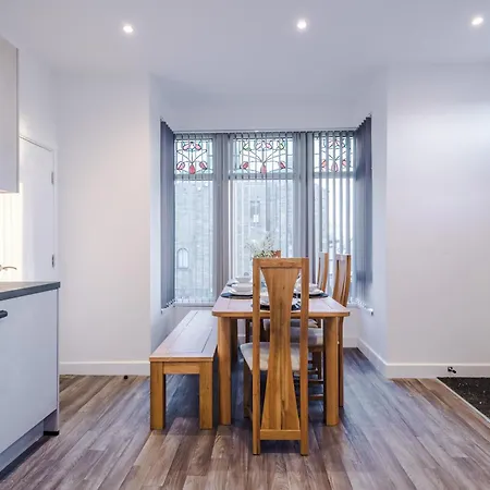 Beautiful Sleeps 10 With Parking By Purestay Short Holiday home Bradford (West Yorkshire)