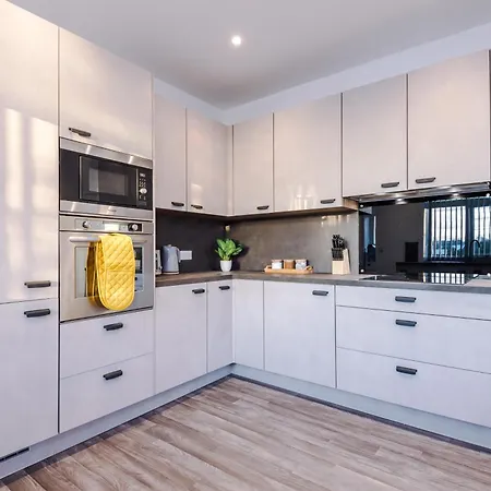 Beautiful Sleeps 10 With Parking By Purestay Short Holiday home