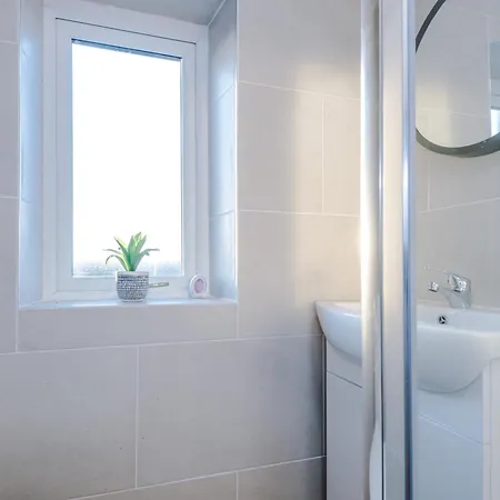 Beautiful 3 Bedroom Sleeps 8 With Parking By Purestay Holiday home *