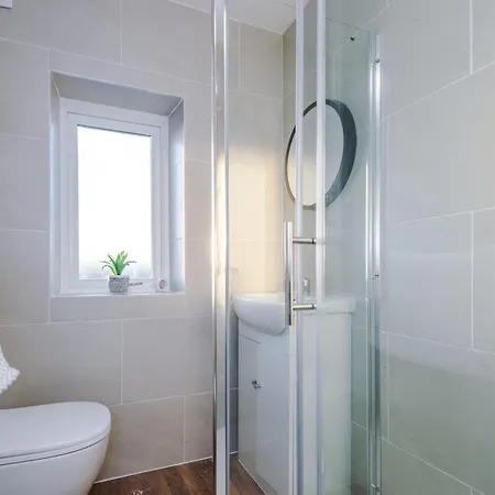 Beautiful 3 Bedroom Sleeps 8 With Parking By Purestay Bradford (West Yorkshire)