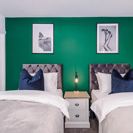 Beautiful 3 Bedroom Sleeps 8 With Parking By Purestay Holiday home