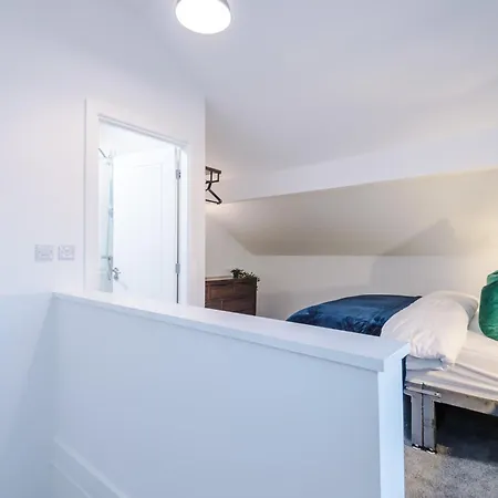 Holiday home Beautiful Sleeps 10 With Parking By Purestay Short *