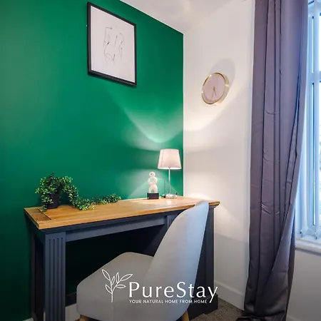 Beautiful 3 Bedroom Sleeps 8 With Parking By Purestay * Bradford (West Yorkshire)
