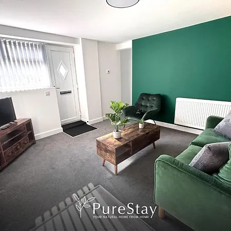 Beautiful Sleeps 10 With Parking By Purestay Short Holiday home Bradford (West Yorkshire)