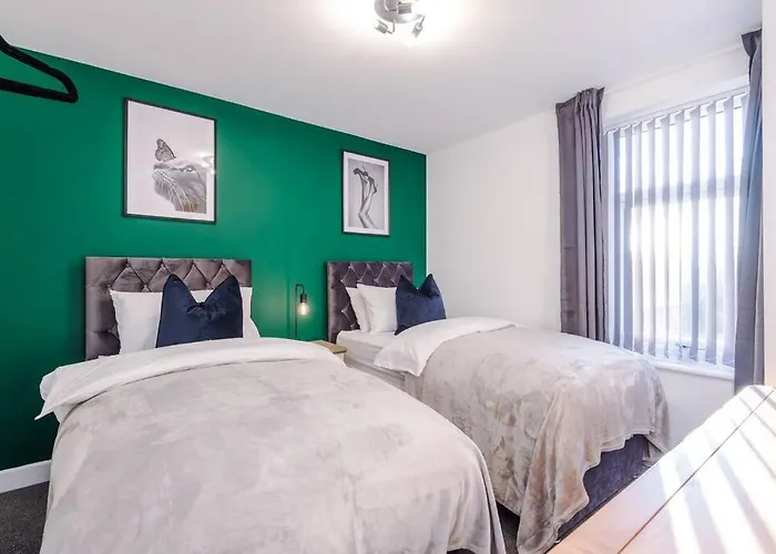 Beautiful 3 Bedroom Sleeps 8 With Parking By Purestay Holiday home