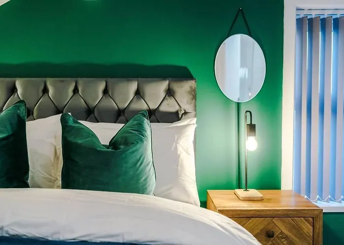 Beautiful 3 Bedroom Sleeps 8 With Parking By Purestay *