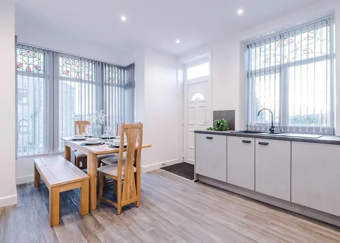 Beautiful 3 Bedroom Sleeps 8 With Parking By Purestay Casa vacanze *